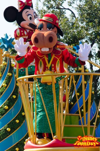 ディズニー・サンタヴィレッジ・パレードのクララベルカウ