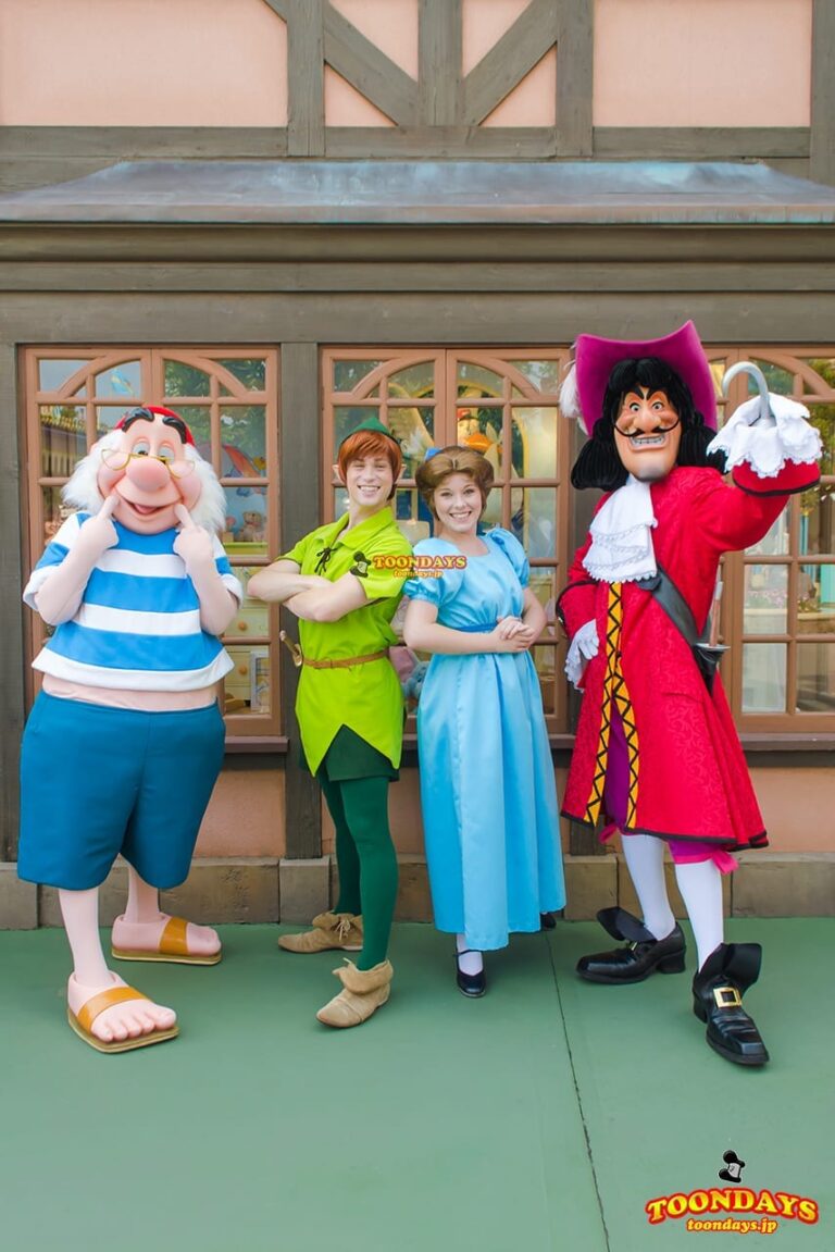 ファンタジーランドでフリーグリーティングを行うピーター・パン