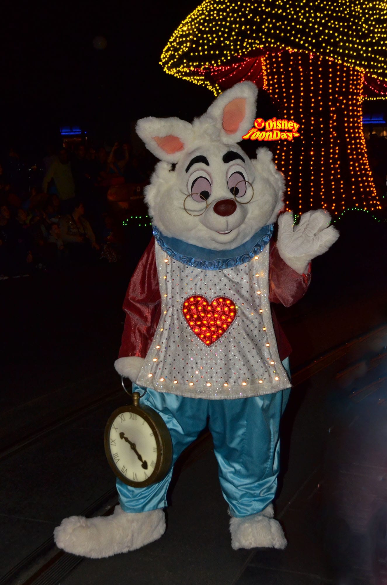 WDW　マジックキングダム　メインストリートエレクトリカルパレード　ホワイトラビット