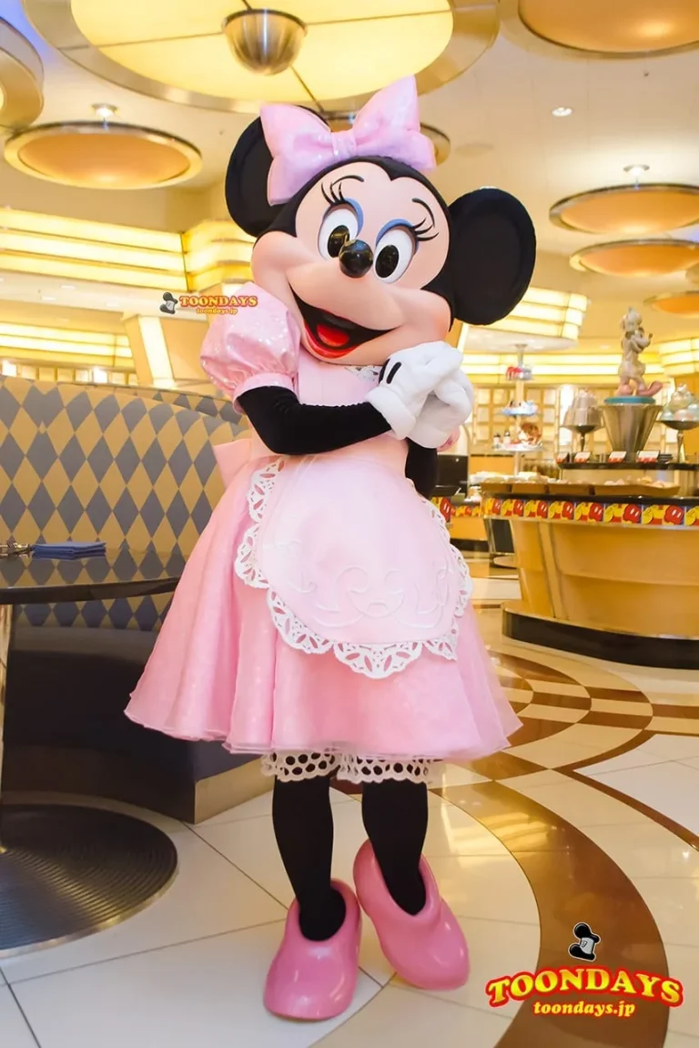 かわいいウエイター衣装！「シェフ・ミッキー」のミニーマウスのコスチュームを新旧比較