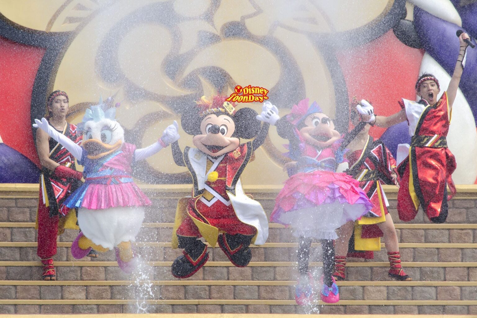 ミッキーもアイドルには勝てない？！