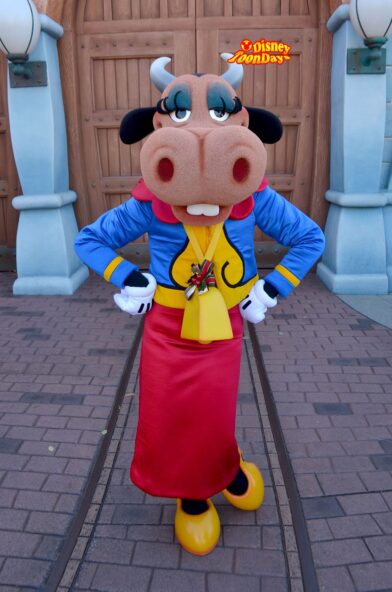 TDL　クリスマストゥーンタウングリーティング　クララベルカウ