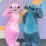 トゥモローランドでグリーティングをしているエンジェルとスティッチ