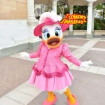 アメリカンウォーターフロントでグリーティングしているデイジーダック