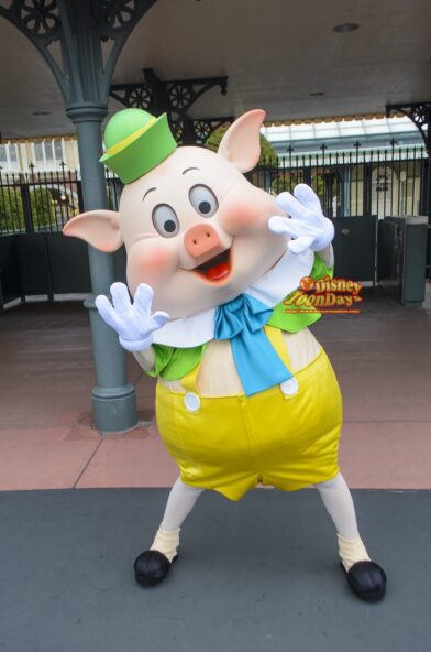 TDL エントランス　グリーティング　ファイファーピッグ