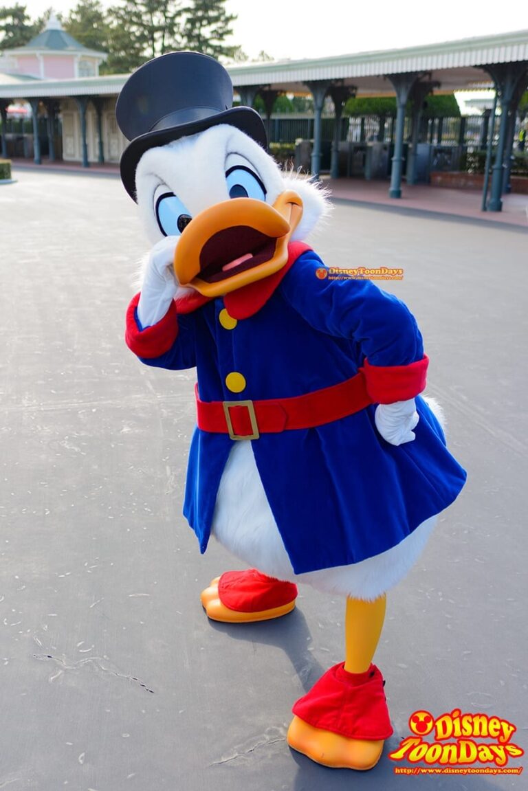 エントランスでグリーティングしているスクルージ・マクダック