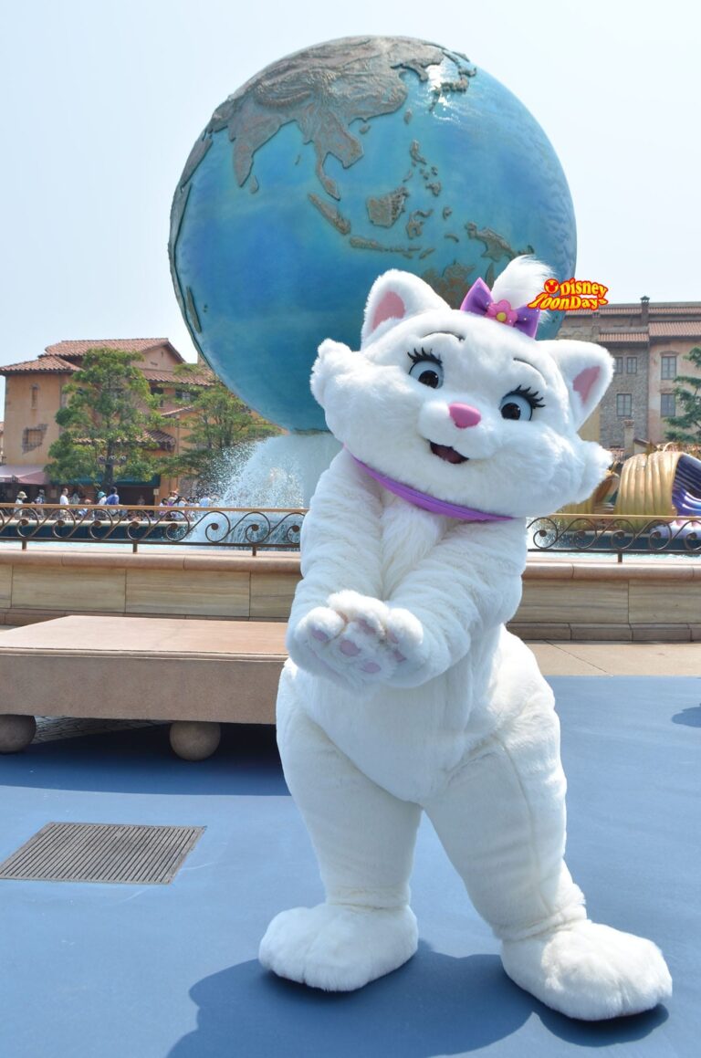 ディズニーシ―プラザでフリーグリーティングをするマリー