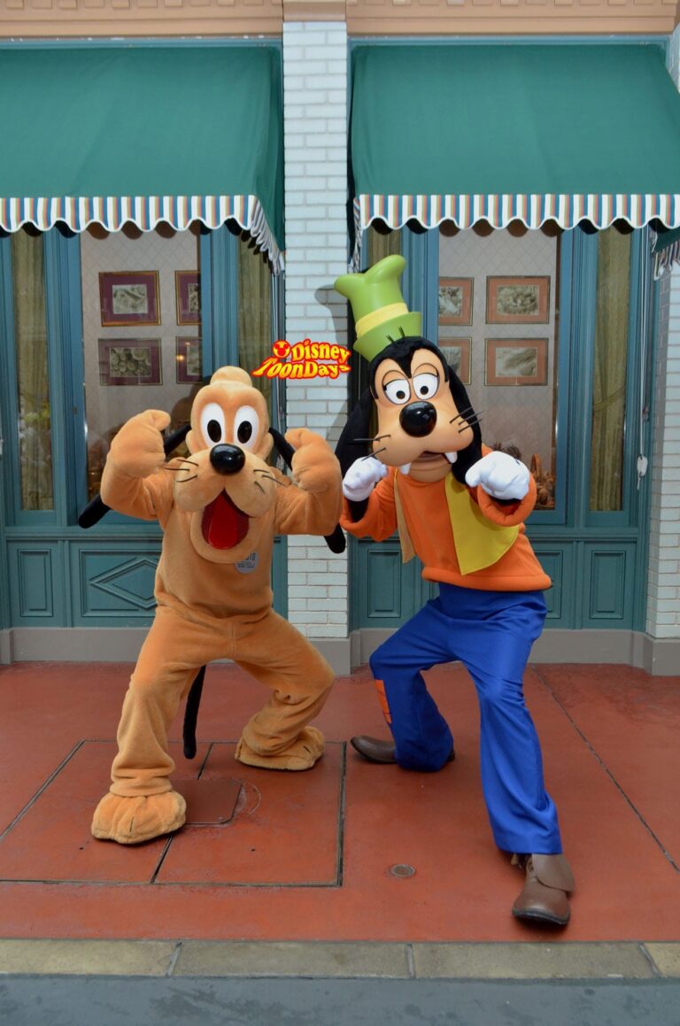 白い手袋をつけるグーフィーとつけていないプルート