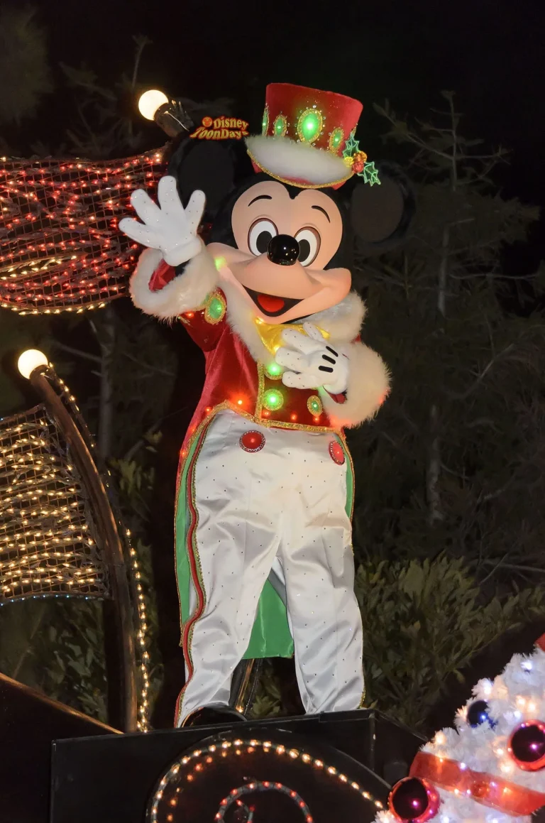 エレクトリカルパレードのクリスマスバージョンの衣装を着たミッキーマウス