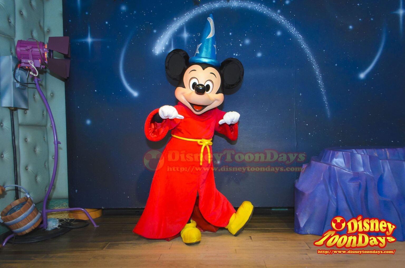 ファンタジアミッキーが自分アピール!