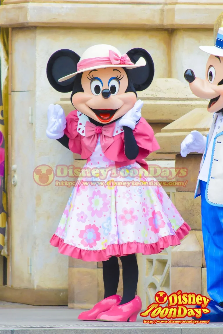 美しい春の旅に出かけた彼女