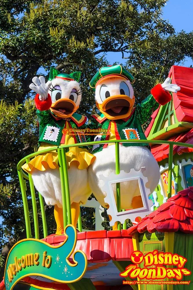 今年もクリスマスの準備だ！ディズニーサンタヴィレッジパレードのドナルド、デイジー、スクルージ