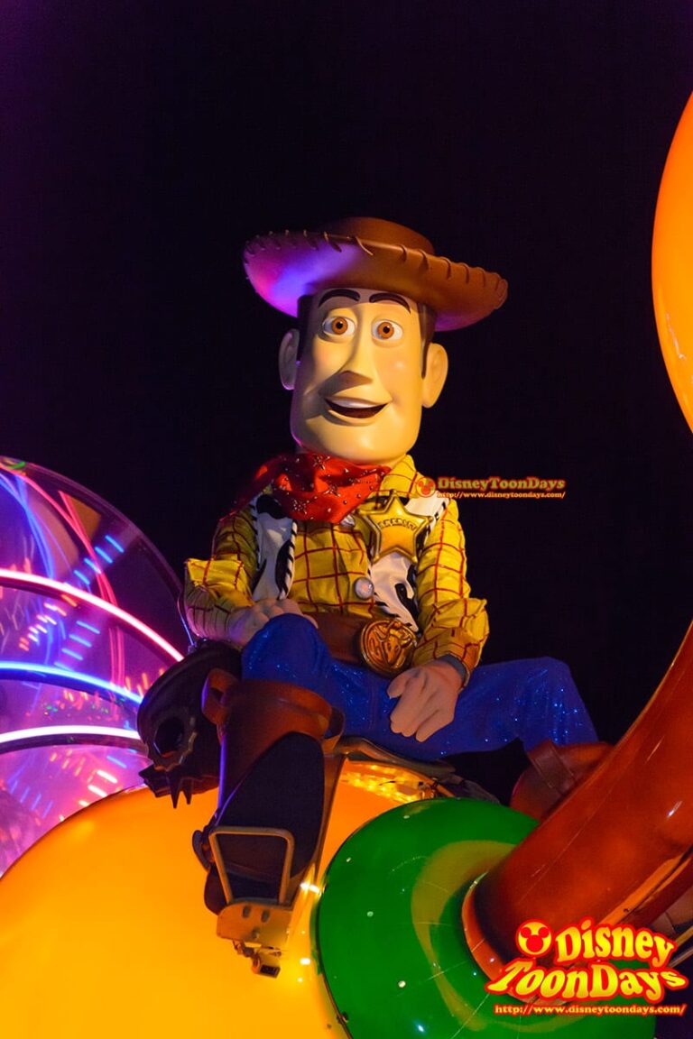 HKDL　ペイント・ザ・ナイト　ウッディ