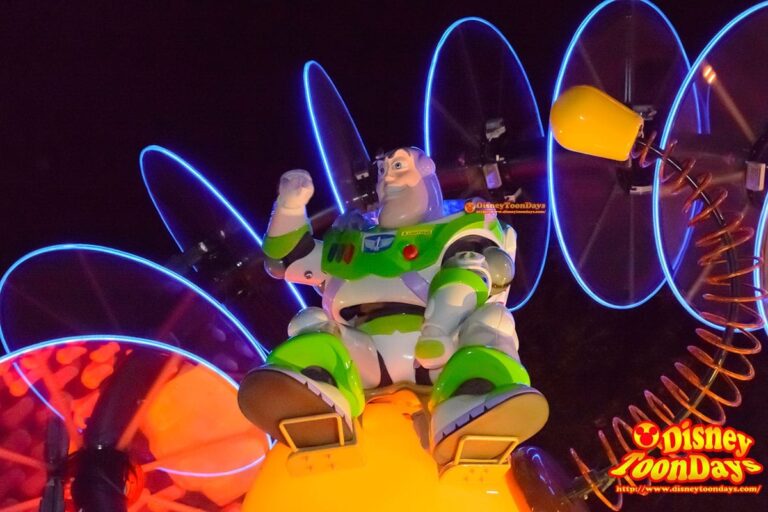 HKDL　ペイント・ザ・ナイト　バズ