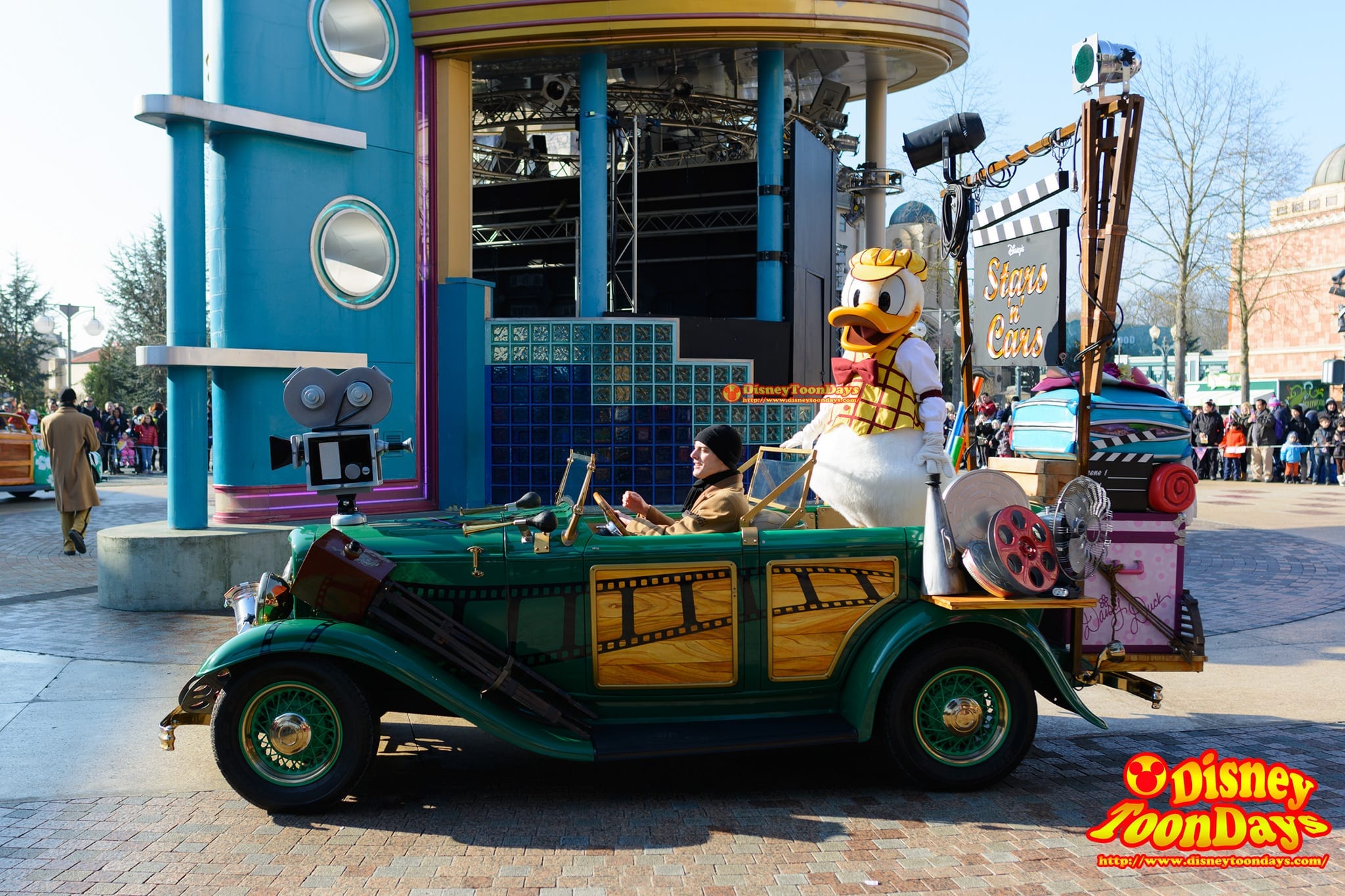DLP ウォルトディズニースタジオ　プロダクションコートヤード　ディズニーズ・スターズ・アンド・カーズ　グリーティング　ドナルドダック