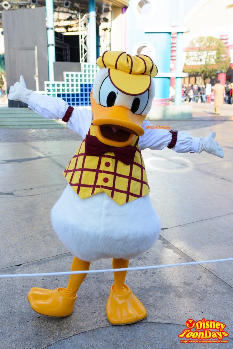 DLP ウォルトディズニースタジオ　プロダクションコートヤード　ディズニーズ・スターズ・アンド・カーズ　グリーティング　ドナルドダック