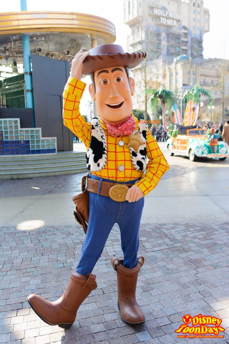 DLP ウォルトディズニースタジオ　プロダクションコートヤード　ディズニーズ・スターズ・アンド・カーズ　グリーティング　ウッディ