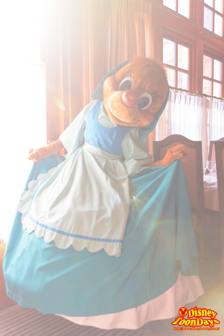 DLP　ディズニーランドパリ　ファンタジーランド　オーベルジュ・デ・サンデリオン　グリーティング　スージー