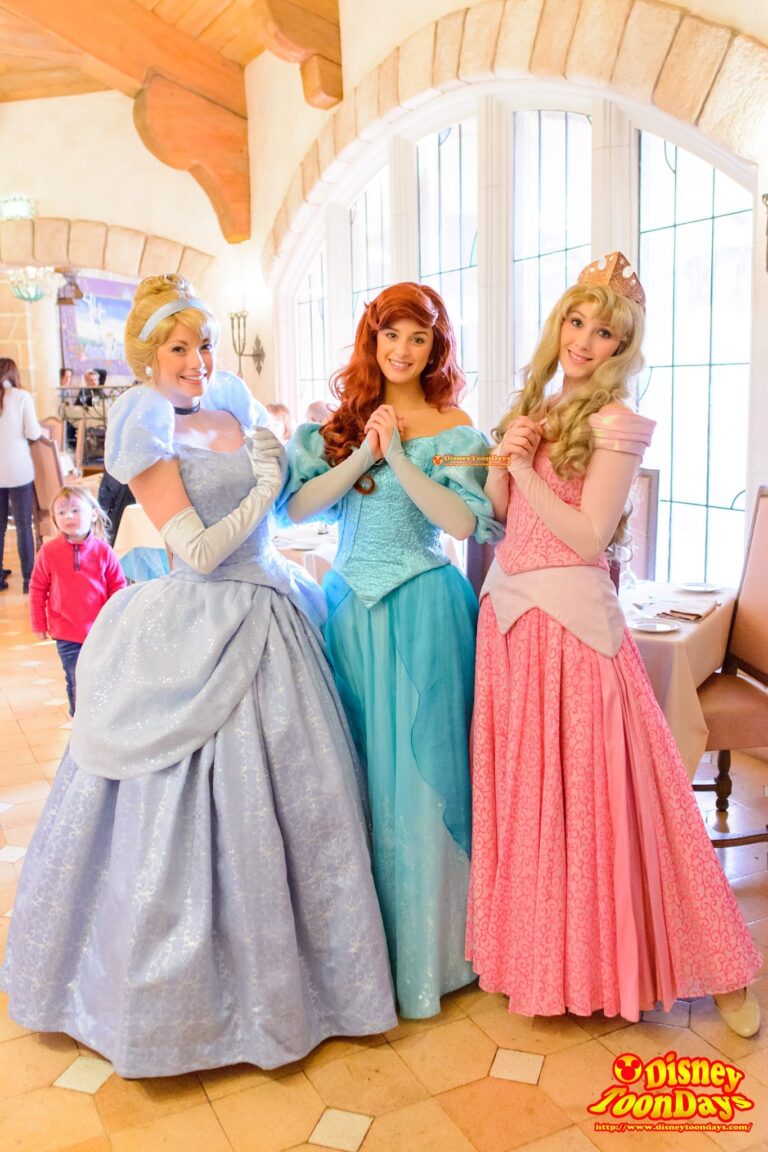 DLP　ディズニーランドパリ　ファンタジーランド　オーベルジュ・デ・サンデリオン　グリーティング　シンデレラ　アリエル　オーロラ姫