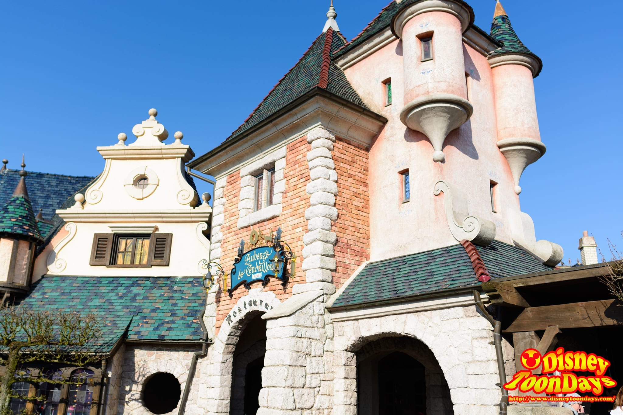 DLP　ディズニーランドパリ　ファンタジーランド　オーベルジュ・デ・サンデリオン