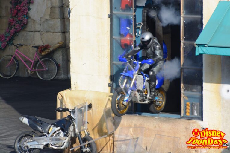 DLP ウォルトディズニースタジオ バックロット　モーターズ…アクション！スタントショースペキュタキュラー・フューチャリング・ライトニングマックィーン