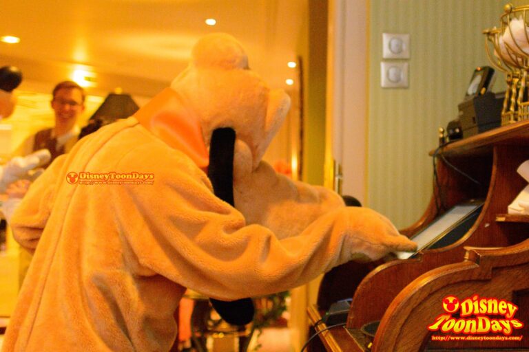 DLP　ディズニーランドホテル インベンションズ グリーティング　プルート