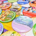 ディズニーパークで配られているボタン