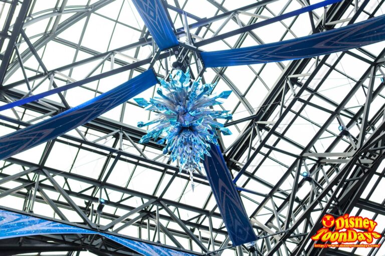 ワールドバザールにはエルサの氷のお城のシャンデリアが