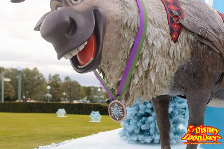 スヴェンの首にはオフィシャル・アレンデール・アイス・マスター・アンド・デリバーのメダル