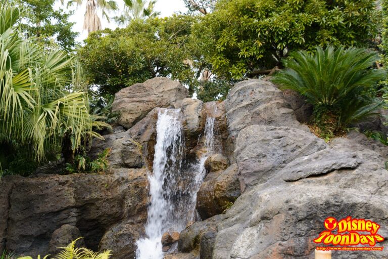 アドベンチャーランドとウエスタンランドの間の滝