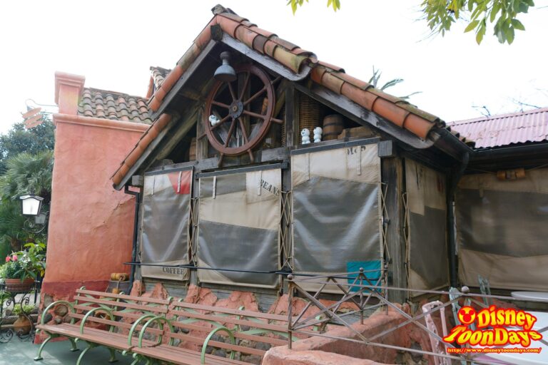 チャイナボイジャーとシアターオーリンズの間の道