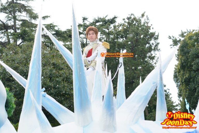 トゲトゲの氷の中でひもで繋がれているハンス