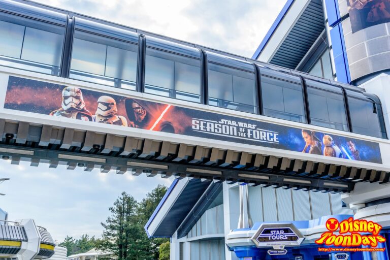 帰国ゲートの橋には、レイ、フィン、BB-8、カイロレン、キャプテンファズマ、ファーストオーダートルーパーの姿が