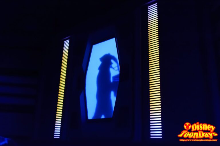 Qラインにある人影が見えるスクリーン