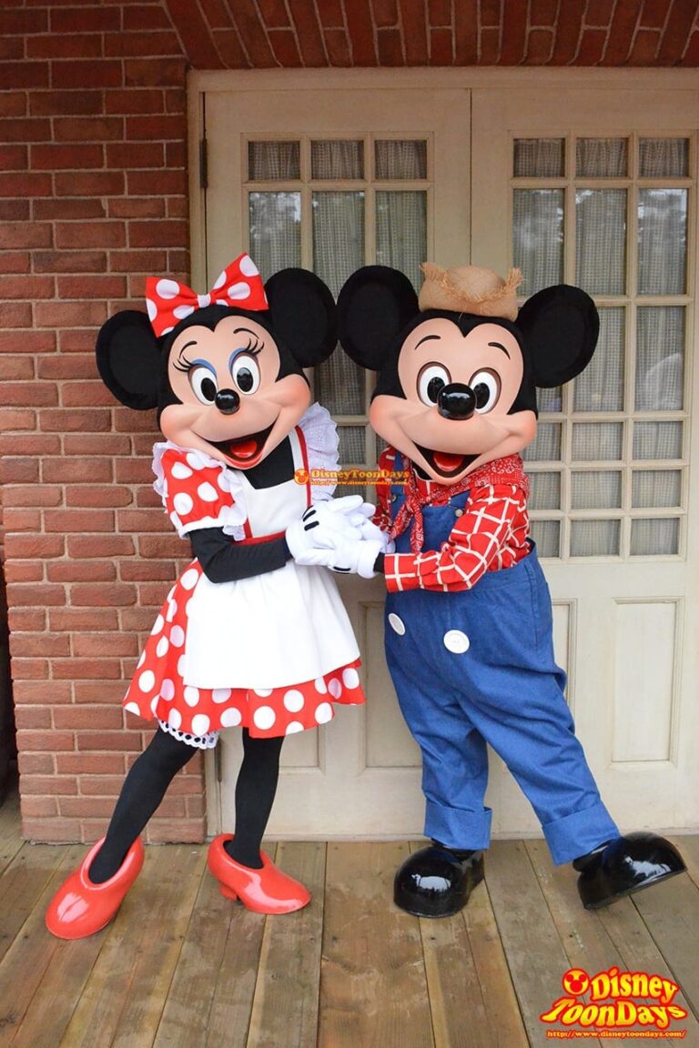 33周年記念グッズで登場するミッキーマウスとミニーマウス