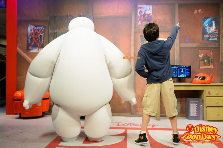 WDW ディズニーハリウッドスタジオ アニメーションコートヤード グリーティング ベイマックス ヒロ 後ろ向き
