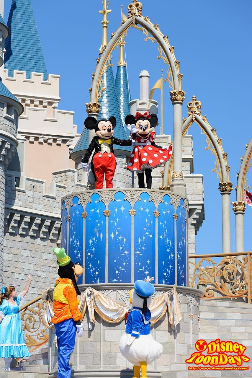 WDW マジックキングダム キャッスルフォアコートステージ ドリーム・アロング・ウィズ・ミッキー グーフィー ドナルドダック 　ミッキーマウス ミニーマウス