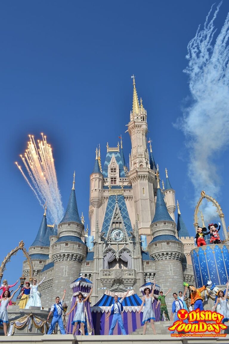 WDW マジックキングダム キャッスルフォアコートステージ ドリーム・アロング・ウィズ・ミッキー グーフィー ドナルドダック ミッキーマウス ミニーマウス パイロ