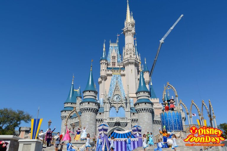 WDW マジックキングダム キャッスルフォアコートステージ ドリーム・アロング・ウィズ・ミッキー グーフィー ドナルドダック ミッキーマウス ミニーマウス 引き