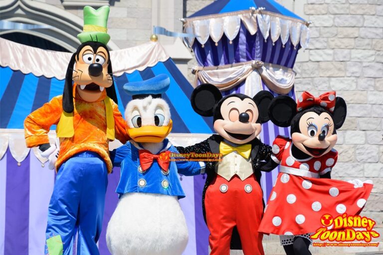WDW マジックキングダム キャッスルフォアコートステージ ドリーム・アロング・ウィズ・ミッキー グーフィー ドナルドダック ミッキーマウス ミニーマウス
