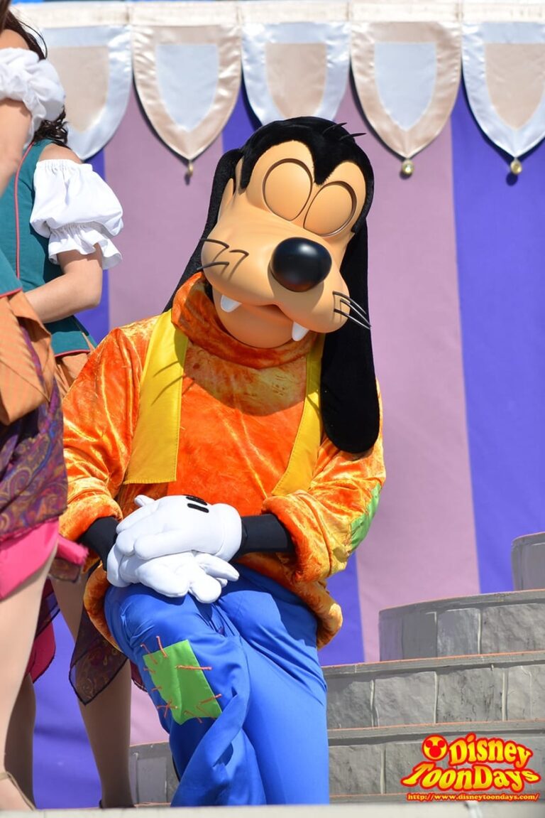 WDW マジックキングダム キャッスルフォアコートステージ ドリーム・アロング・ウィズ・ミッキー グーフィー 早着替え前