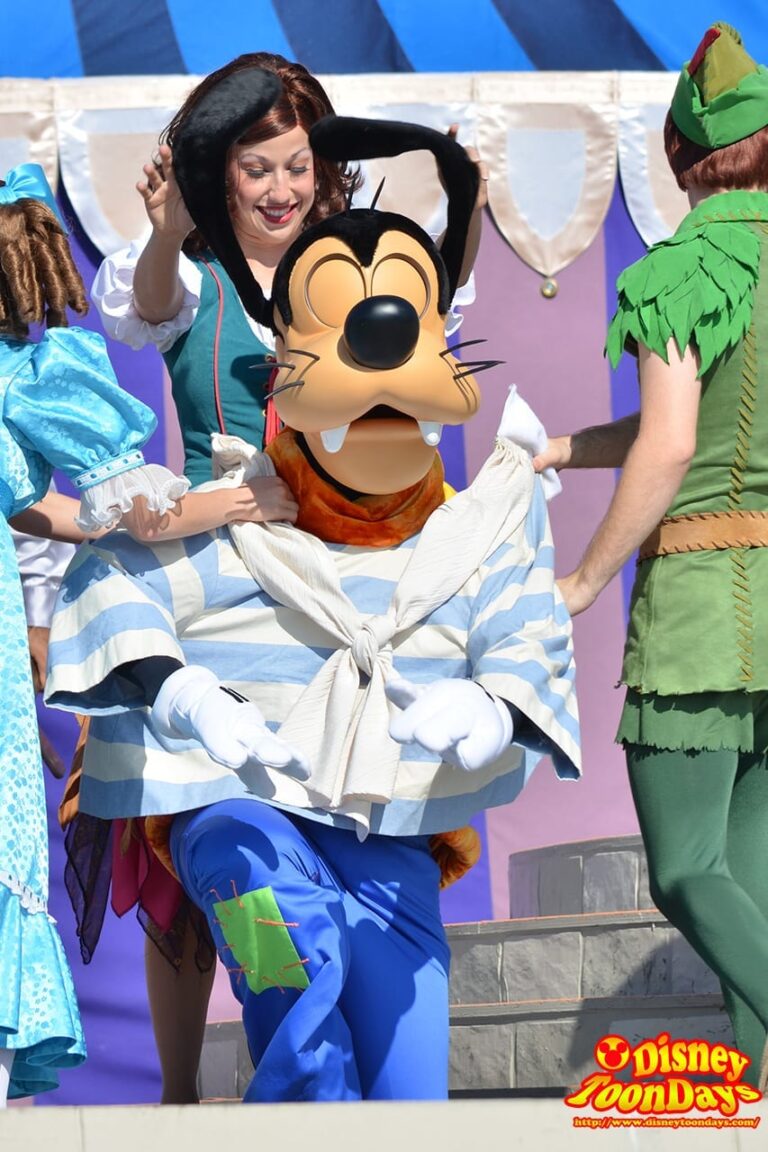 WDW マジックキングダム キャッスルフォアコートステージ ドリーム・アロング・ウィズ・ミッキー グーフィー 早着替え 途中