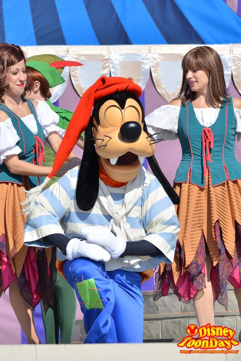 WDW マジックキングダム キャッスルフォアコートステージ ドリーム・アロング・ウィズ・ミッキー グーフィー 早着替え