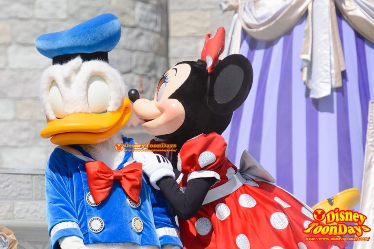 WDW マジックキングダム キャッスルフォアコートステージ ドリーム・アロング・ウィズ・ミッキー ドナルドダック ミニーマウス