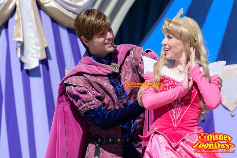 WDW マジックキングダム キャッスルフォアコートステージ ドリーム・アロング・ウィズ・ミッキー フィリップ王子 オーロラ姫
