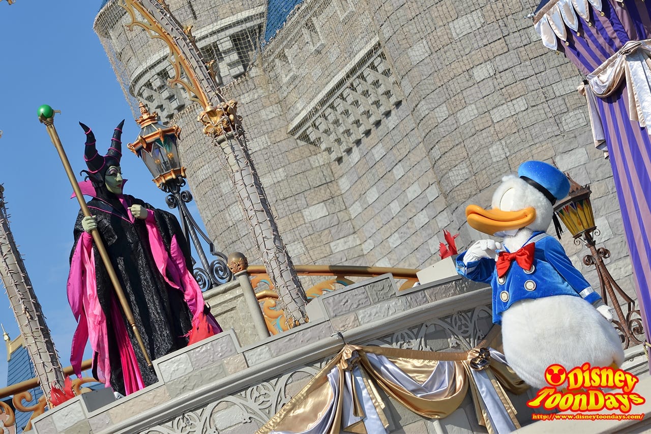 WDW マジックキングダム キャッスルフォアコートステージ ドリーム・アロング・ウィズ・ミッキー マレフィセント　ドナルドダック