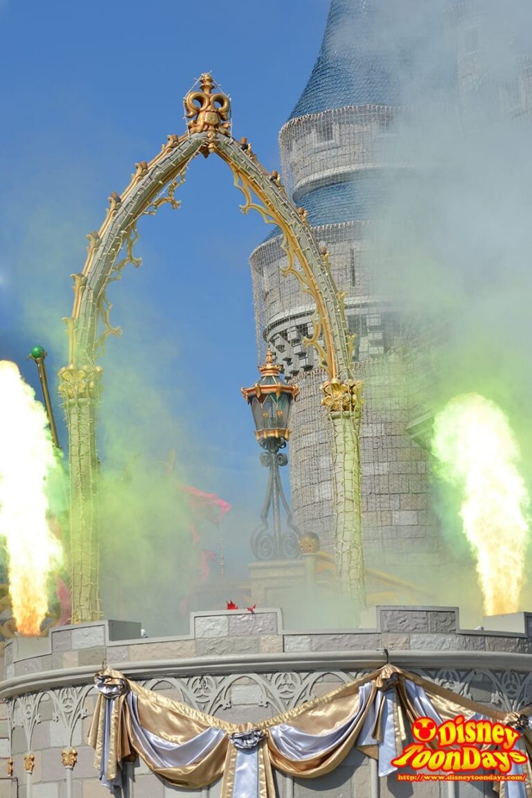 WDW マジックキングダム キャッスルフォアコートステージ ドリーム・アロング・ウィズ・ミッキー マレフィセント 登場