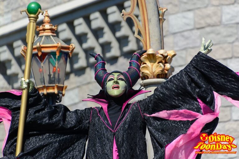 WDW マジックキングダム キャッスルフォアコートステージ ドリーム・アロング・ウィズ・ミッキー マレフィセント
