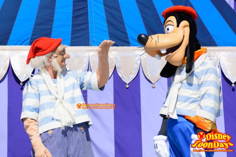 WDW マジックキングダム キャッスルフォアコートステージ ドリーム・アロング・ウィズ・ミッキー ミスター・スミー グーフィー