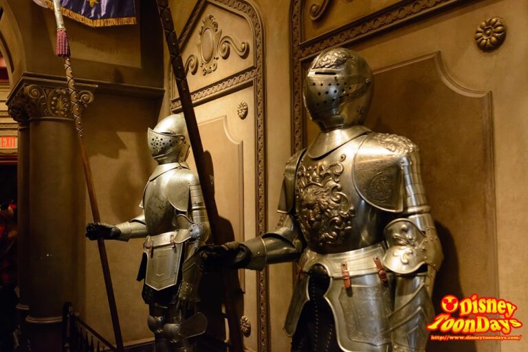 WDW マジックキングダム ニューファンタジーランド ビー・アワー・ゲスト・レストラン 甲冑